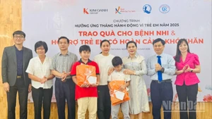 Tại chương trình, Quỹ Khởi sự từ tâm đã trao tặng các phần quà, hỗ trợ dành cho con em của các gia đình có người thân hiến tạng, mỗi suất trị giá 6 triệu đồng.