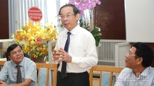 Đồng chí Nguyễn Văn Nên, Ủy viên Bộ Chính trị, Bí thư Thành ủy Thành phố Hồ Chí Minh chia sẻ tại buổi làm việc với Báo (Ảnh: Thế Anh)