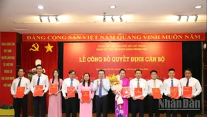 Đồng chí Nguyễn Thanh Nghị trao quyết định cho các cá nhân.
