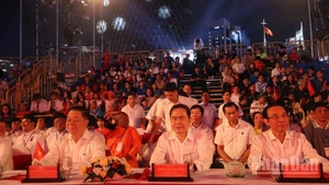 Đồng chí Trần Thanh Mẫn, Ủy viên Bộ Chính trị, Chủ tịch Quốc hội cùng các đồng chí lãnh đạo Trung ương, Thành phố Hồ Chí Minh dự chương trình tại điểm cầu Thành phố Hồ Chí Minh (tại Bến Nhà Rồng).