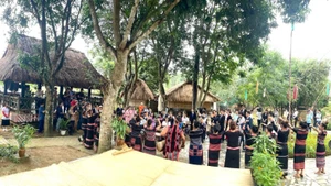 Biểu diễn nghệ thuật truyền thống tại Làng Văn hóa-Du lịch các dân tộc Việt Nam (xã Hòa Lạc, Hà Nội). (Ảnh NGUYỄN ĐĂNG)