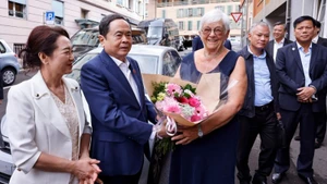 Vợ ông Jacques Savary đón Chủ tịch Quốc hội Trần Thanh Mẫn và Phu nhân Nguyễn Thị Thanh Nga đến thăm gia đình. (Ảnh: DOÃN TẤN/TTXVN) 