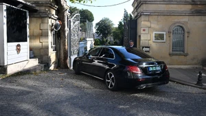 Xe chở đoàn đàm phán hạt nhân giữa Iran và Nhóm E3 tới lãnh sự quán Iran ở Istanbul, Thổ Nhĩ Kỳ ngày 25/7/2025. (Ảnh: Anadolu Agency/TTXVN) 