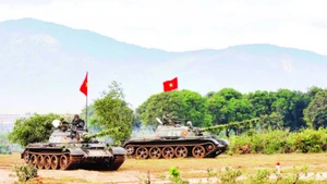 Thực hành diễn tập khu vực phòng thủ tại Quân khu 5.