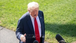 Tổng thống Mỹ Donald Trump phát biểu với báo giới tại Nhà Trắng ngày 25/7/2025. (Ảnh: THX/TTXVN)
