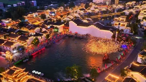 Du lịch đêm ở Thủy trấn Lê Kiều, thành phố Đồng Lăng, tỉnh An Huy, Trung Quốc. (Ảnh: Tân Hoa xã)