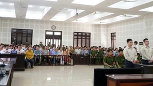 Gần 300 bị hại ngồi kín phiên tòa xét xử Chủ tịch và Giám đốc Công ty CP Tài chính Vietnam Capital. (Ảnh: AD)