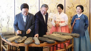 Tổng Bí thư Tô Lâm và Phu nhân giới thiệu với Tổng thống Hàn Quốc Lee Jae Myung và Phu nhân về nghệ thuật đàn đá của Việt Nam. (Ảnh: THỐNG NHẤT/TTXVN)