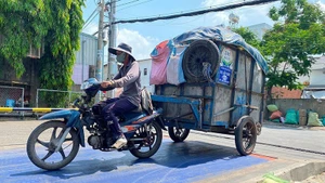 Thu gom rác tại nguồn ở huyện Hóc Môn. (Ảnh: NHẬT THÀNH)