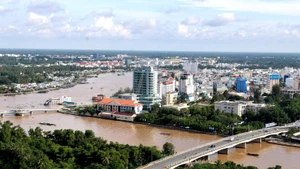 Thành phố Cần Thơ bên dòng sông Hậu. (Ảnh: NGUYỄN ĐĂNG)