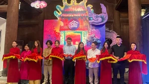 Các đại biểu cắt băng khai mạc triển lãm.