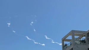 Vệt khói trên bầu trời thành phố Modiin, Israel sau khi hệ thống phòng không nước này đánh chặn tên lửa từ Yemen, ngày 27/3/2025. (Ảnh: THX/TTXVN)
