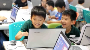Bảo vệ trẻ em trước thế giới ảo. (Ảnh minh họa: TTXVN)
