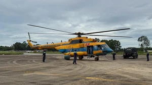 Máy bay trực thăng Mi 171 cất cánh từ sân bay Hòa Lạc (Hà Nội) di chuyển vào sân bay Vinh (Nghệ An) thực hiện nhiệm vụ cứu trợ.