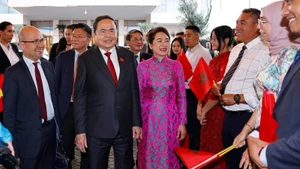 Đại sứ Việt Nam tại Morocco Lê Kim Quy cùng cán bộ, nhân viên và kiều bào đón Chủ tịch Quốc hội Trần Thanh Mẫn và Phu nhân. (Ảnh: TTXVN)