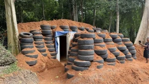 Hầm công sự do quân đội Thái Lan chuẩn bị tại khu vực Đền Ta Muen Thom ngày 23/7. (Ảnh: PHẠM HẢI/TTXVN)