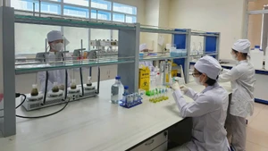 Thực hiện kiểm nghiệm các hoạt chất tân dược bằng công nghệ mới.