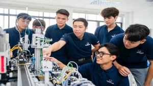 Giảng viên hướng dẫn sinh viên Khoa Cơ khí-Cơ điện tử thực hành tại phòng thí nghiệm, Trường đại học Phenikaa.