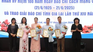 Hội nghị gặp mặt, biểu dương người làm báo tiêu biểu nhân kỷ niệm 100 năm ngày Báo chí Cách mạng Việt Nam (21/6/2025-21/6/2025) và trao Giải Báo chí tỉnh Gia Lai lần thứ XIV năm 2025.