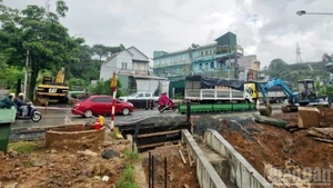 Sau khi tạm dừng thi công cống ngang trên Quốc lộ 20, giao thông trên tuyến đường này đã thông suốt.
