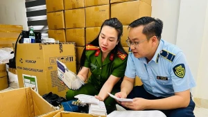 Công an Hà Nội khám xét lô thực phẩm chức năng, thiết bị y tế giả. (Ảnh THÚY HÀ)