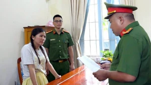 Cơ quan Cảnh sát điều tra Công an tỉnh Lâm Đồng tống đạt các quyết định khởi tố vụ án, khởi tố bị can, lệnh tạm giam đối với Đỗ Thị Ngọc Hằng. 