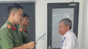 Cơ quan chức năng làm việc với ông Tăng Hà Nam Anh (Ảnh: Công an cung cấp)