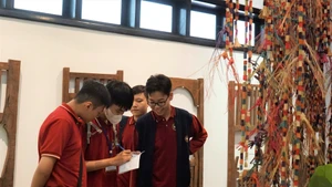 Học sinh Hà Nội trải nghiệm các chương trình giáo dục khoa học tại Bảo tàng Dân tộc học Việt Nam.