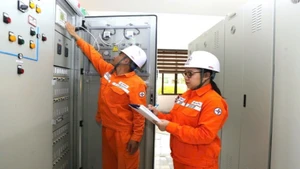 Công nhân Xí nghiệp lưới điện cao thế Lào Cai kiểm tra hệ thống điều khiển bảo vệ.