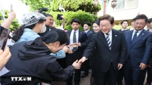 Tân Tổng thống Hàn Quốc Lee Jae-myung chào người dân khi rời nhà riêng ở Incheon để tới lễ nhậm chức, ngày 4/6/2025. (Ảnh: Yonhap/TTXVN)
