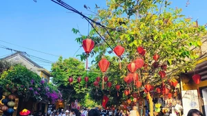 Du khách tham quan phố cổ Hội An. (Ảnh: HUY LÊ)