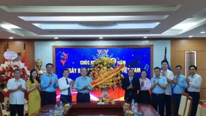 Đoàn công tác Ban Tuyên giáo và Dân vận Trung ương thăm và chúc mừng Đài Tiếng nói Việt Nam.