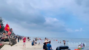 Du lịch biển đảo sôi động. (Ảnh: PHƯƠNG THẢO)