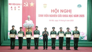 Lãnh đạo Học viện Quân Y trao Bằng khen cho các tác giả đoạt giải.