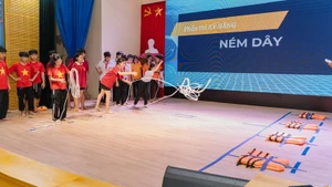 Trẻ em tham gia cuộc thi tìm hiểu kiến thức, kỹ năng về phòng, chống đuối nước.