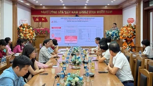 Diễn giả trình bày nội dung nghiên cứu khoa học chuyên ngành nội khoa tại hội nghị.