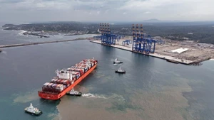 Tàu chở hàng hóa tại cảng Vizhinjam ở Thiruvananthapuram, Ấn Độ. (Nguồn: ANI/TTXVN)