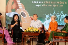 Giao lưu với các nhân chứng lịch sử, các nghệ sĩ từng hoạt động trong Đoàn Văn công Giải phóng. (Ảnh: MẠNH HẢO)