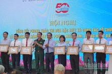 Trao Bằng khen của Chủ tịch Ủy ban nhân dân Thành phố Hồ Chí Minh cho các tập thể có thành tích xuất sắc trong Phong trào thi đua sáng tạo đặc biệt. (Ảnh: MẠNH HẢO)