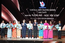 Lãnh đạo Thành phố Hồ Chí Minh và các tác giả, nhóm tác giả đoạt giải ở nhóm đề tài Xây dựng Đảng. (Ảnh: MẠNH HẢO)