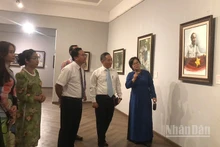 Các đại biểu tham quan Trưng bày. (Ảnh: LINH BẢO)