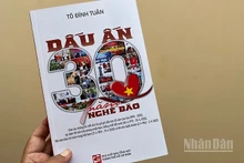Bìa cuốn sách "Dấu ấn 30 năm nghề báo" của nhà báo Tô Đình Tuân. (Ảnh: MẠNH HẢO)