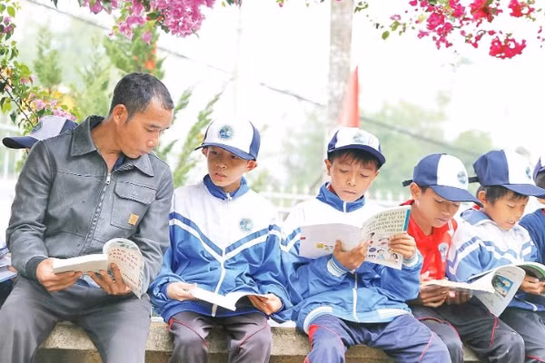 Phụ huynh và học sinh đọc sách tại mô hình “Thư viện cộng đồng”.