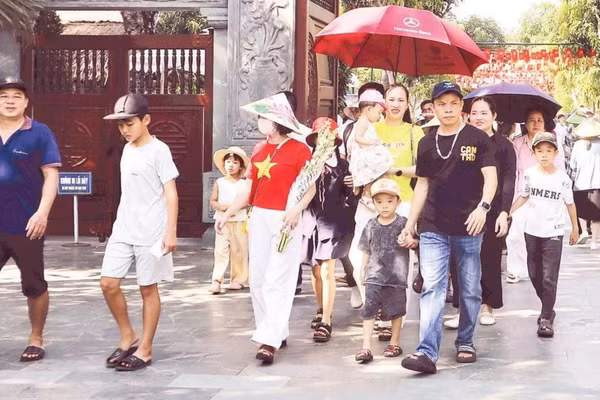 Đông đảo Nhân dân về Khu di tích quốc gia đặc biệt Kim Liên từ sớm.