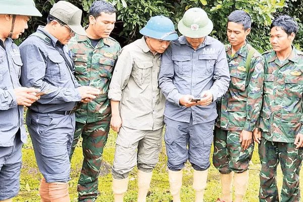 Tổ cộng đồng bảo vệ rừng thôn Chênh Vênh, xã Hướng Phùng sử dụng ứng dụng Smart trên điện thoại để tuần tra rừng.