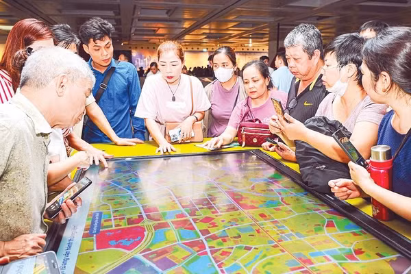 Người dân xem quy hoạch tại Bảo tàng Hà Nội (Ảnh BẢO LONG)