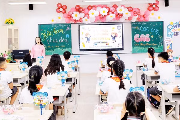 Các em học sinh Trường trung học cơ sở Phan Bội Châu (phường Long Biên) bước vào năm học mới.
