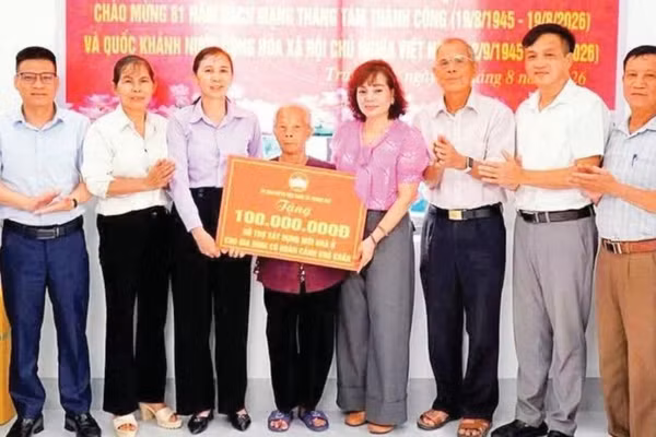 Trao hỗ trợ xây nhà "Đại đoàn kết" tặng hộ khó khăn tại xã Trung Giã (Ảnh XÃ TRUNG GIÃ)