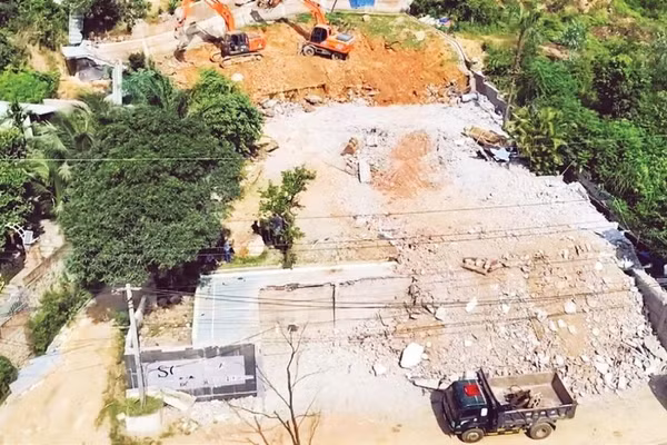 Phá dỡ công trình vi phạm tại khu vực rừng phòng hộ hồ Đồng Đò, xã Kim Anh.