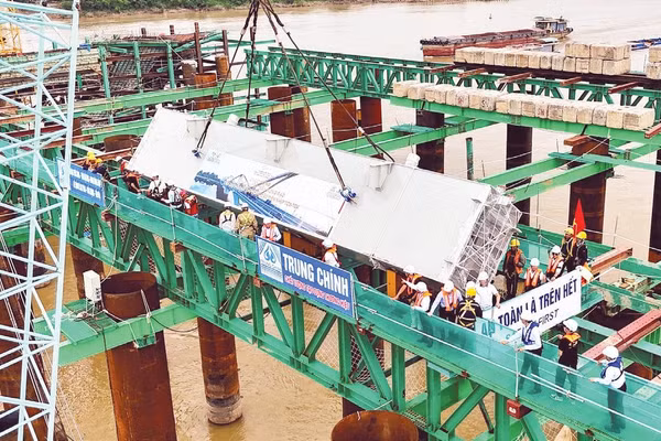 Những đốt dầm dọc chủ đầu tiên của cầu Trần Hưng Đạo được lắp đặt (Ảnh HUY HOÀNG)